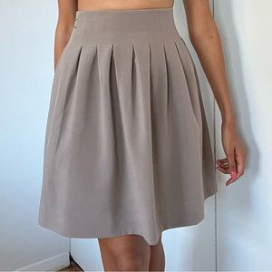 Pleated high-waisted grey above the knee skirt